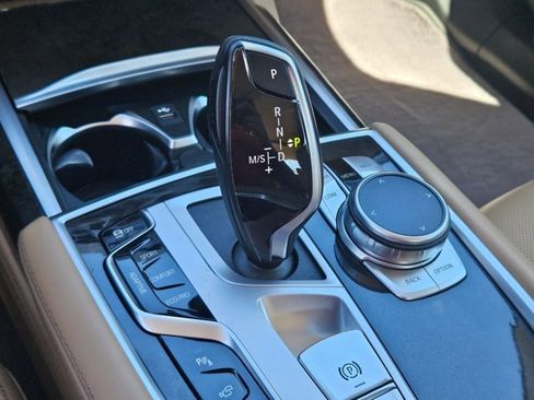 Used 2022 BMW 740i w/ Premium Package image 12