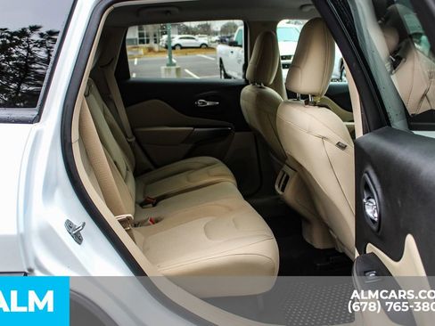 Used 2020 Jeep Cherokee Latitude w/ Cold Weather Group image 19