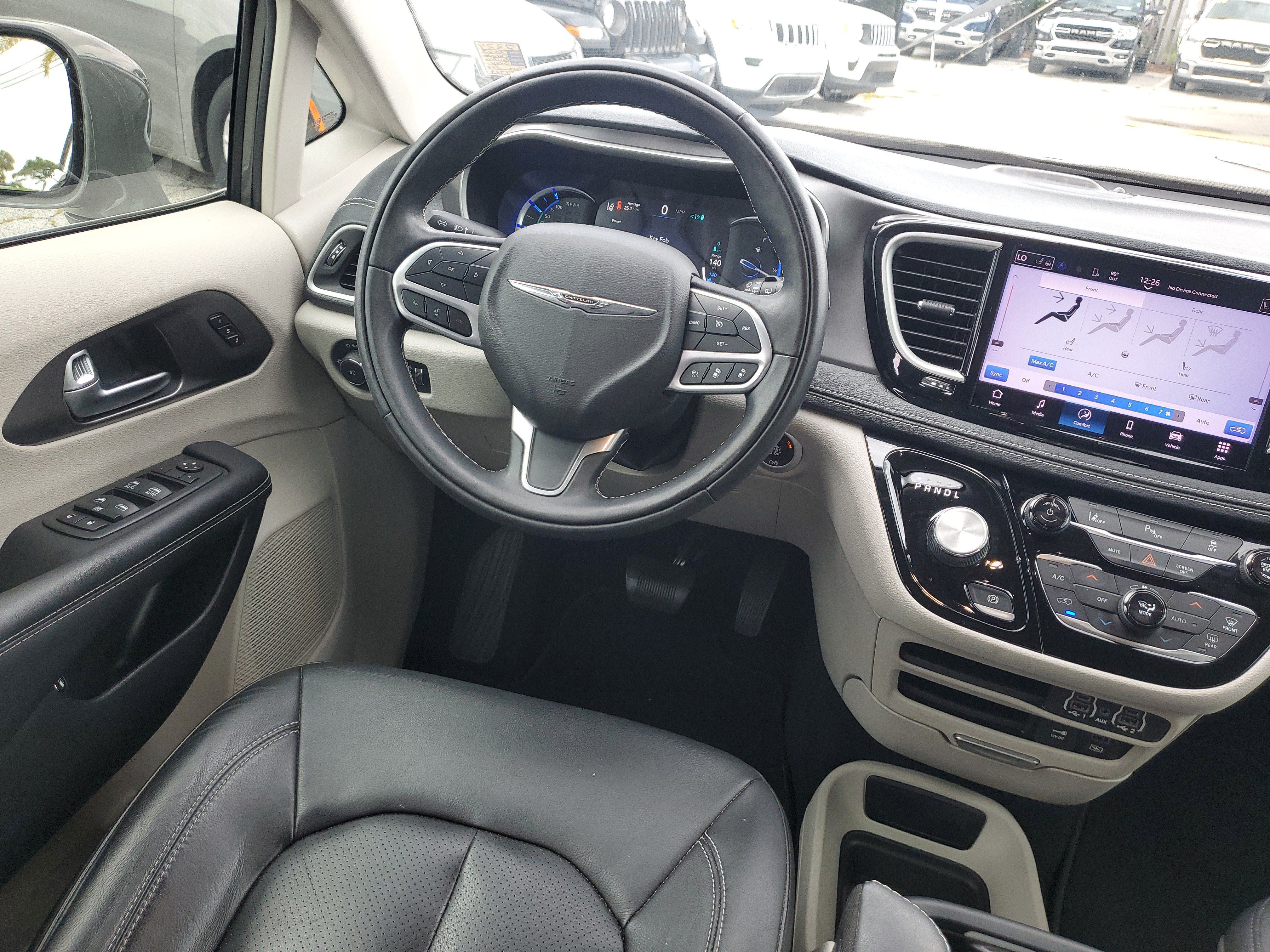 Used 2022 Chrysler Pacifica Touring-L FWD image 11
