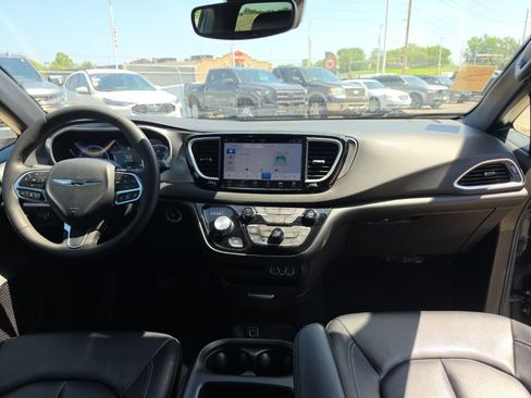 Used 2025 Chrysler Pacifica Select FWD image 10