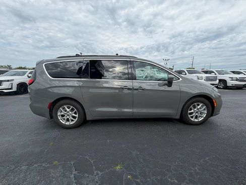 Used 2022 Chrysler Pacifica Touring-L FWD image 2