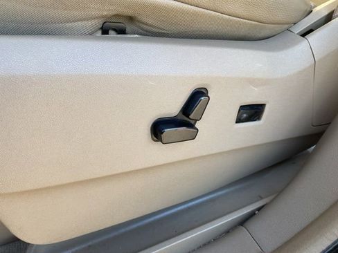 Used 2011 Chrysler Town & Country Touring-L image 25