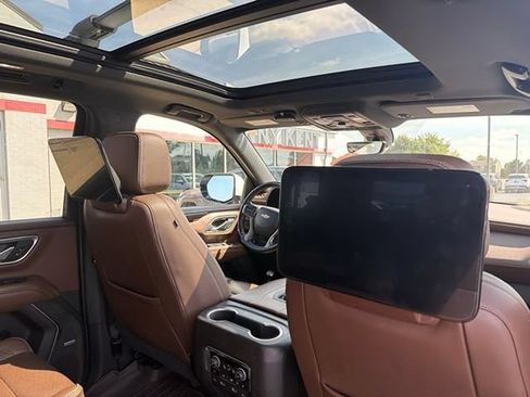 Used 2021 Chevrolet Suburban High Country w/ Premium Package AWD/4WD image 15