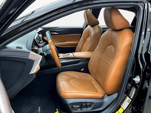 Used 2022 Toyota Avalon Limited image 25