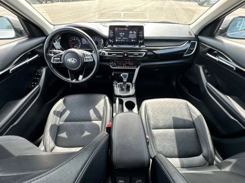 Used 2021 Kia Seltos EX image 2