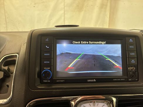 Used 2014 Chrysler Town & Country Touring FWD image 22