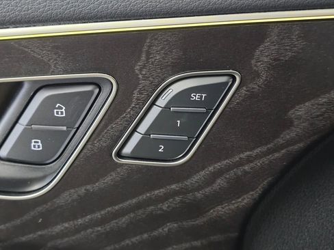 Used 2023 Audi Q8 Prestige w/ Prestige Package image 12