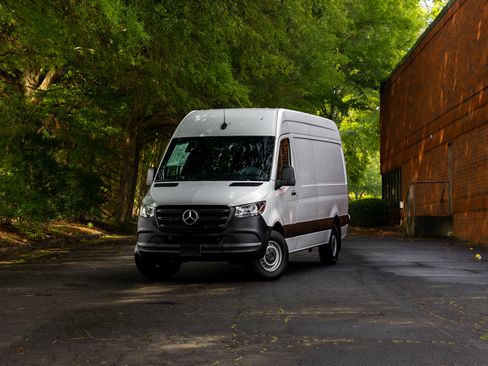 Used 2022 Mercedes-Benz Sprinter 2500 image 2