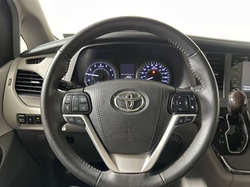 Used 2018 Toyota Sienna AWD image 12