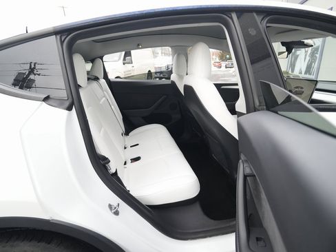 Used 2022 Tesla Model Y Long Range image 37