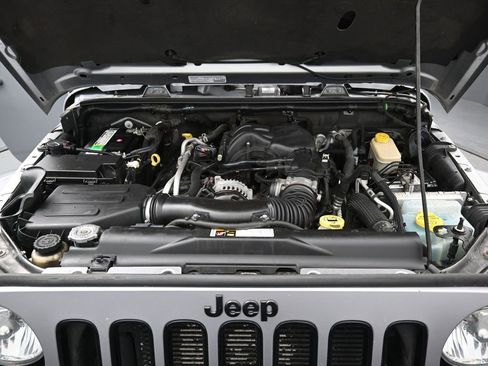 Used 2014 Jeep Wrangler Unlimited Sahara image 35