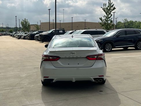 Used 2023 Toyota Camry SE w/ Convenience Package FWD image 11