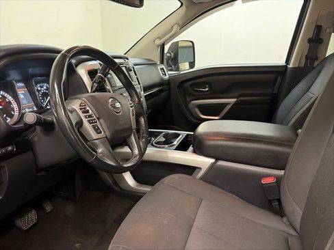 Used 2019 Nissan Titan SV w/ SV Convenience Package image 15