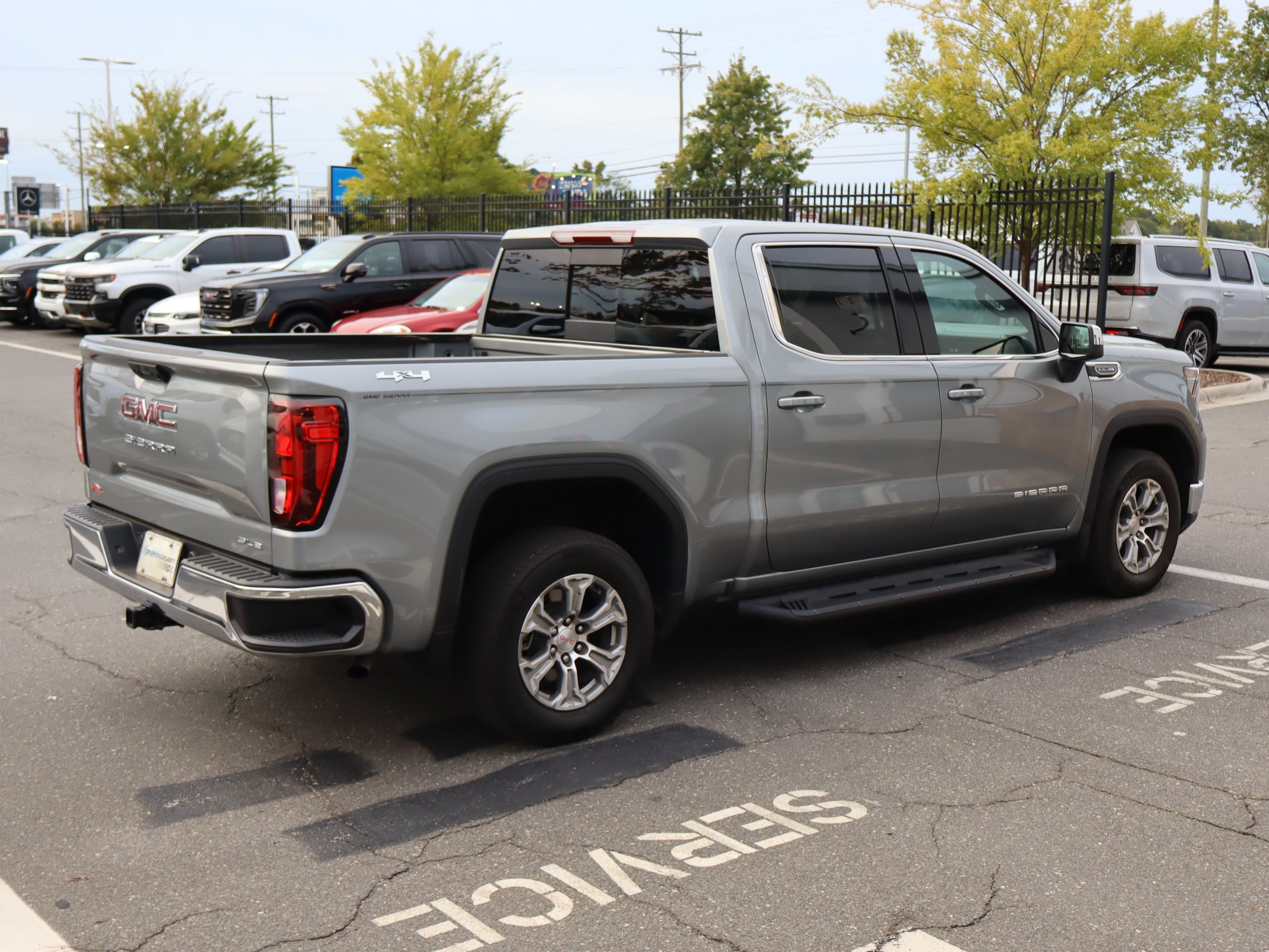 Used 2025 GMC Sierra 1500 SLE w/ Preferred Package AWD/4WD image 10