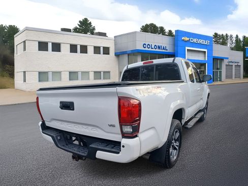 Used 2019 Toyota Tacoma TRD Sport w/ Technology Package image 4