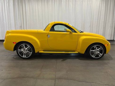 Used 2004 Chevrolet SSR w/ Preferred Equipment Group RWD image 10
