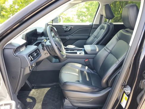 Used 2025 Lincoln Aviator AWD image 11