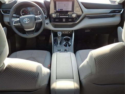 Used 2024 Toyota Highlander LE FWD image 10