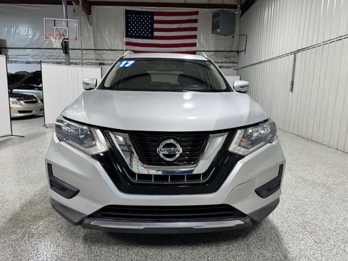 Used 2017 Nissan Rogue SV image 5