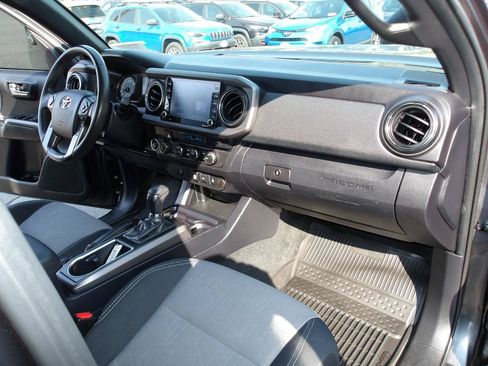 Used 2022 Toyota Tacoma TRD Off-Road AWD/4WD image 13