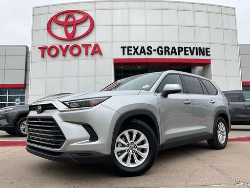 Used 2025 Toyota Grand Highlander XLE image 2