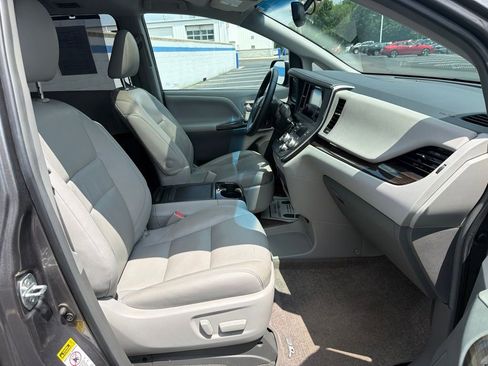 Used 2017 Toyota Sienna XLE Premium FWD image 26
