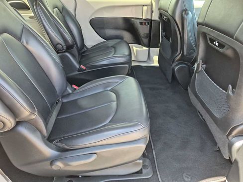 Used 2023 Chrysler Pacifica Touring-L FWD image 18