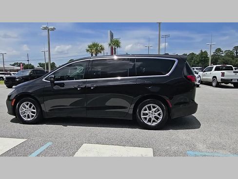 Used 2023 Chrysler Pacifica Touring-L w/ Uconnect Theater Family Group FWD image 26