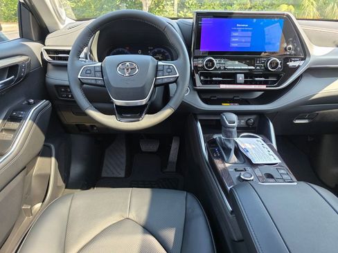 New 2026 Toyota Highlander Platinum AWD/4WD image 7