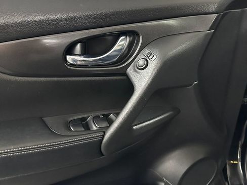 Used 2017 Nissan Rogue SV w/ Sun & Sound Touring Package AWD/4WD image 9
