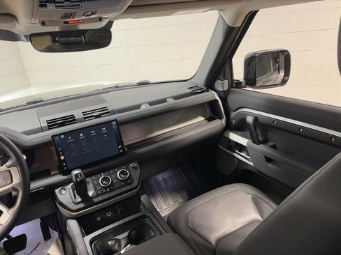 Used 2023 Land Rover Defender 130 SE image 40