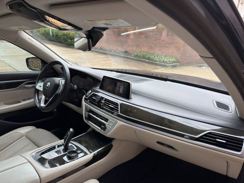 Used 2020 BMW 750i xDrive w/ Executive Package image 31