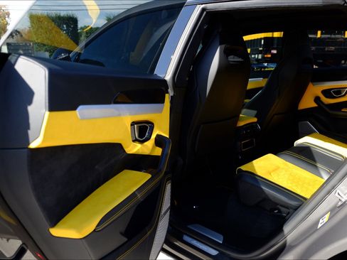 Used 2021 Lamborghini Urus AWD/4WD image 30