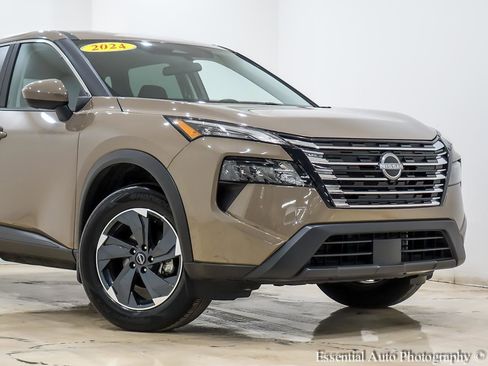 Used 2024 Nissan Rogue SV image 2