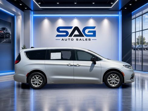 Used 2024 Chrysler Pacifica Touring-L FWD image 3