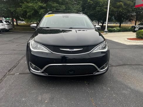 Used 2018 Chrysler Pacifica Limited w/ Tire & Wheel Group FWD image 8