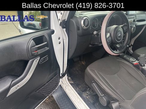 Used 2017 Jeep Wrangler Unlimited Sahara w/ Dual Top Group AWD/4WD image 5