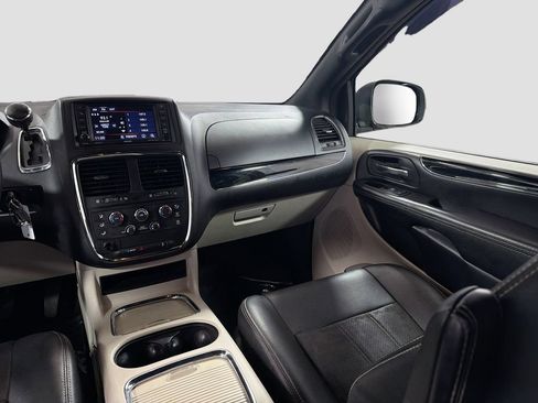 Used 2019 Dodge Grand Caravan SXT FWD image 22