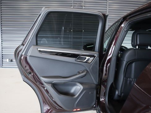 Certified 2024 Porsche Macan AWD/4WD image 22