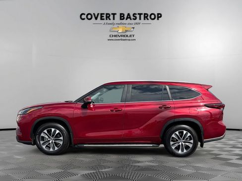 Used 2024 Toyota Highlander XLE image 3