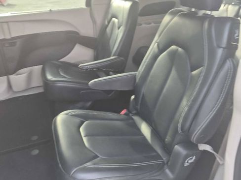Used 2023 Chrysler Pacifica Touring-L FWD image 12