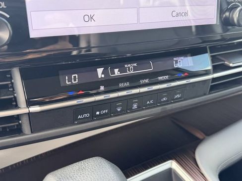 Used 2024 Toyota Sienna LE FWD image 17