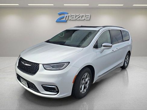 Used 2022 Chrysler Pacifica Limited image 1