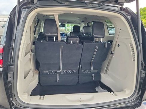 Used 2023 Chrysler Pacifica Touring-L FWD image 15