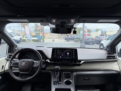 Used 2021 Toyota Sienna Platinum FWD image 16