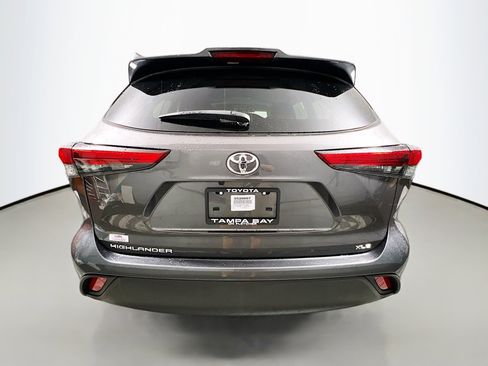 Used 2023 Toyota Highlander XLE image 6