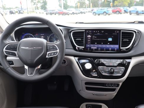 Used 2024 Chrysler Pacifica Touring-L FWD image 15