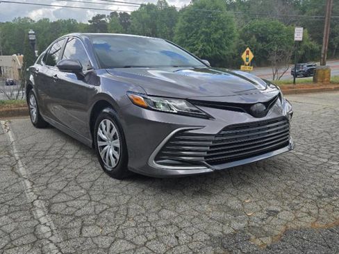 Used 2021 Toyota Camry LE image 2