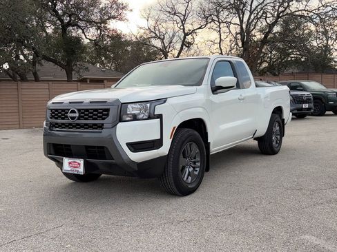 Used 2025 Nissan Frontier SV image 7