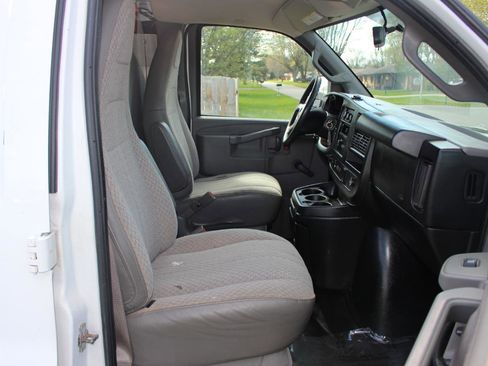 Used 2018 Chevrolet Express 2500 RWD image 27
